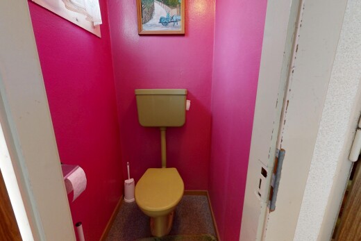 salle de bains avec toilette, carpet, moquette, inside property, et drywall