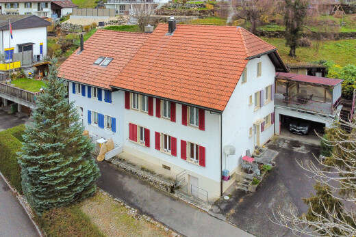 façade avec drone view, toit en tuiles, et bardage en stuc