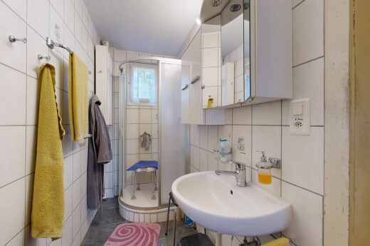 salle de bains avec tile wall, mur en carrelage, miroir, salle de bain complète, et inside property