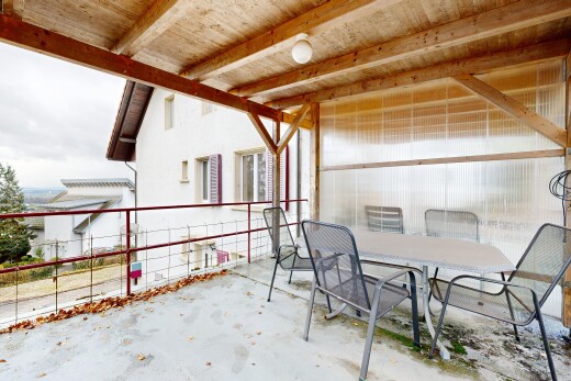 terrasse avec clôture, overcast, property visible, et coin repas extérieur