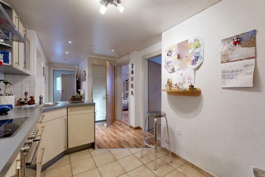 cuisine avec étagères ouvertes, tile floor, sol en carrelage, inside property, et hotte