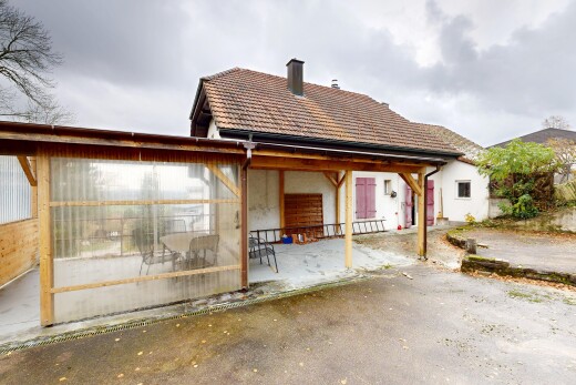 façade avec overcast, cheminée, property visible, et terrasse