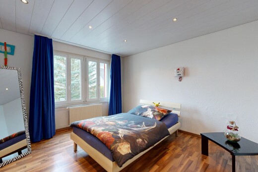 chambre avec radiateur, wood finish floor, sol en finition bois, natural light, et lumière naturelle