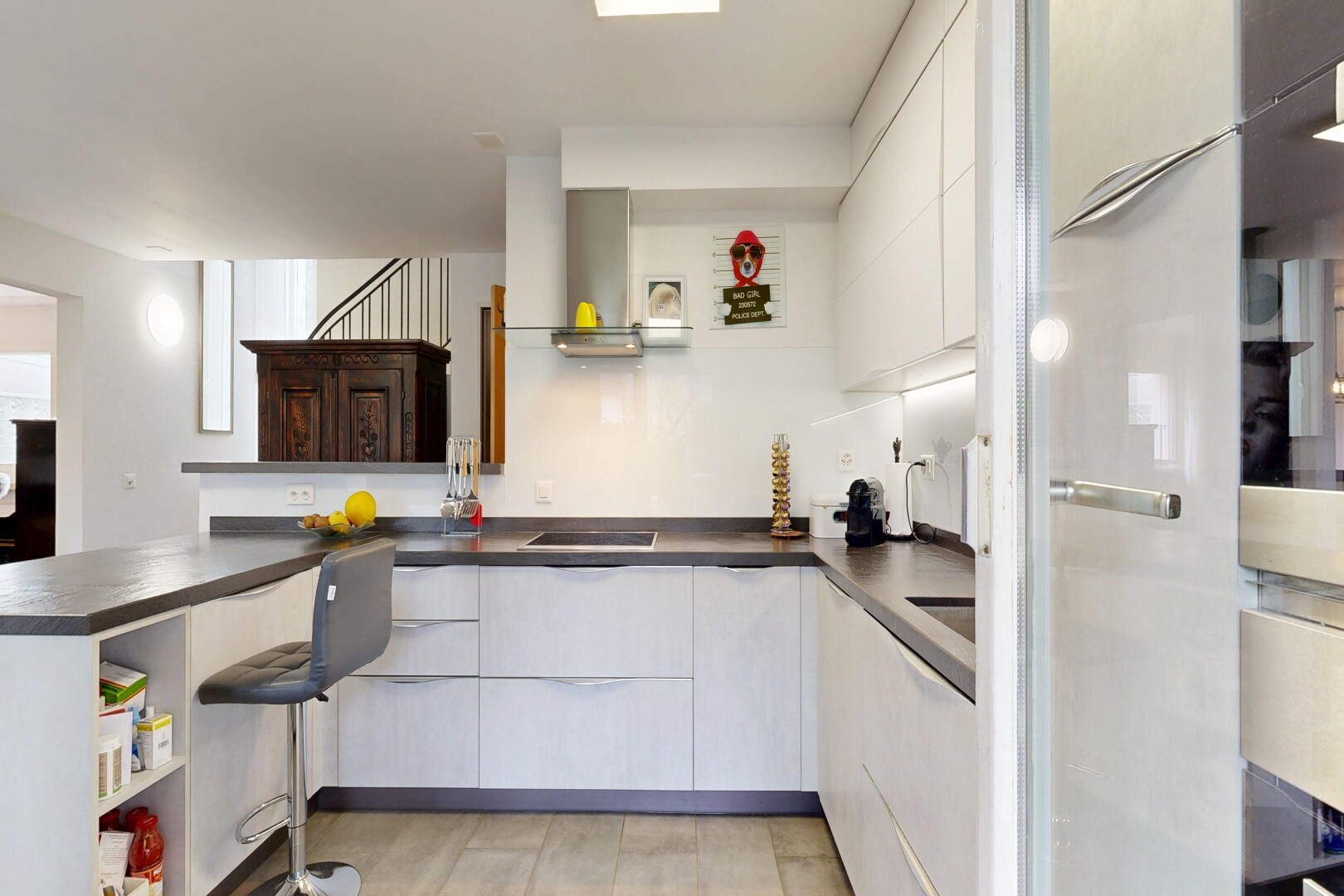 cuisine avec open shelves, étagères ouvertes, dark countertops, plans de travail, et white cabinets