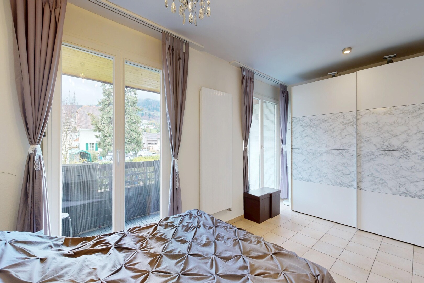 chambre avec inside property, lumière naturelle, natural light, accès à l'extérieur, et sol en carrelage