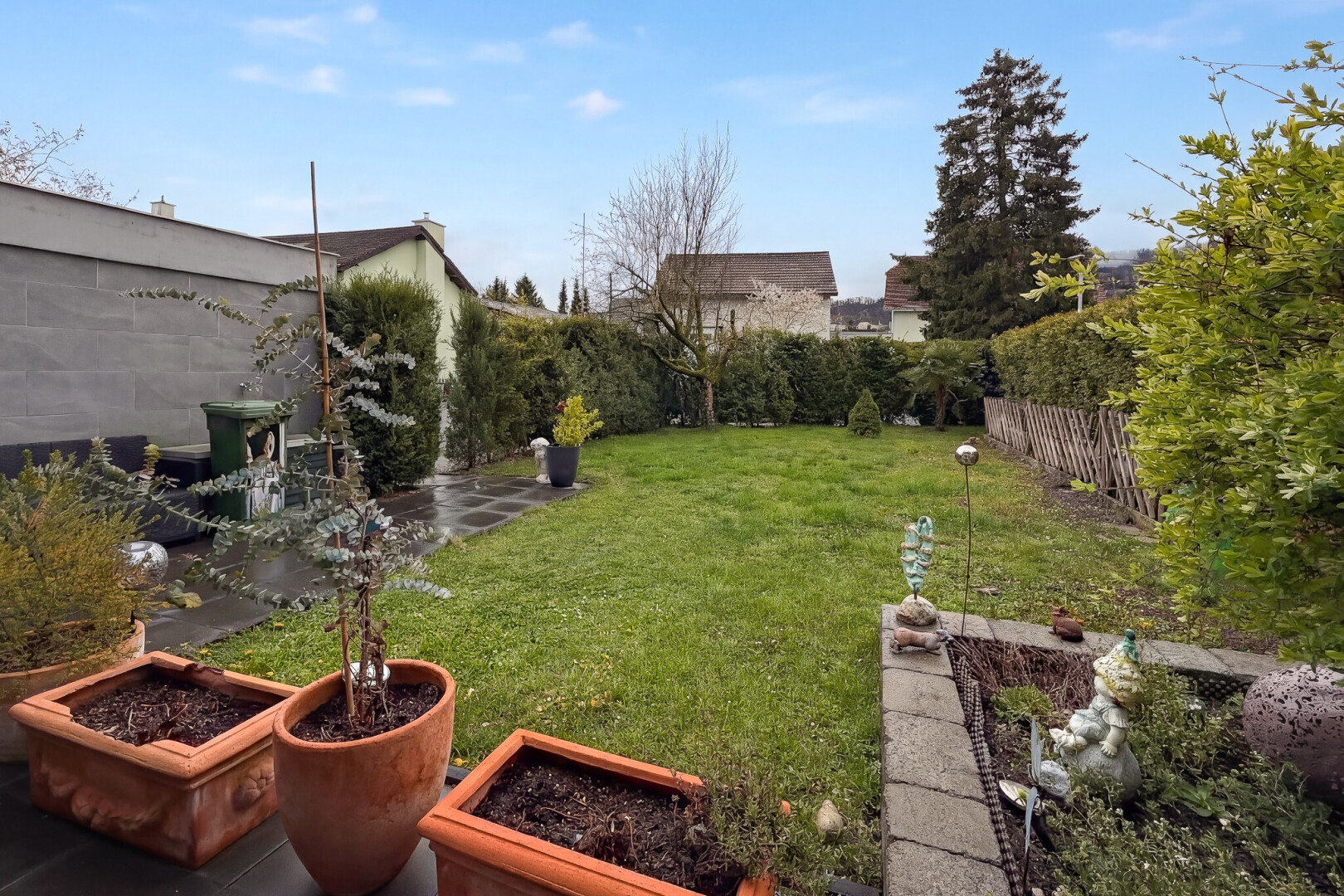 jardin avec from property, pelouse, clôture, day time, et terrasse