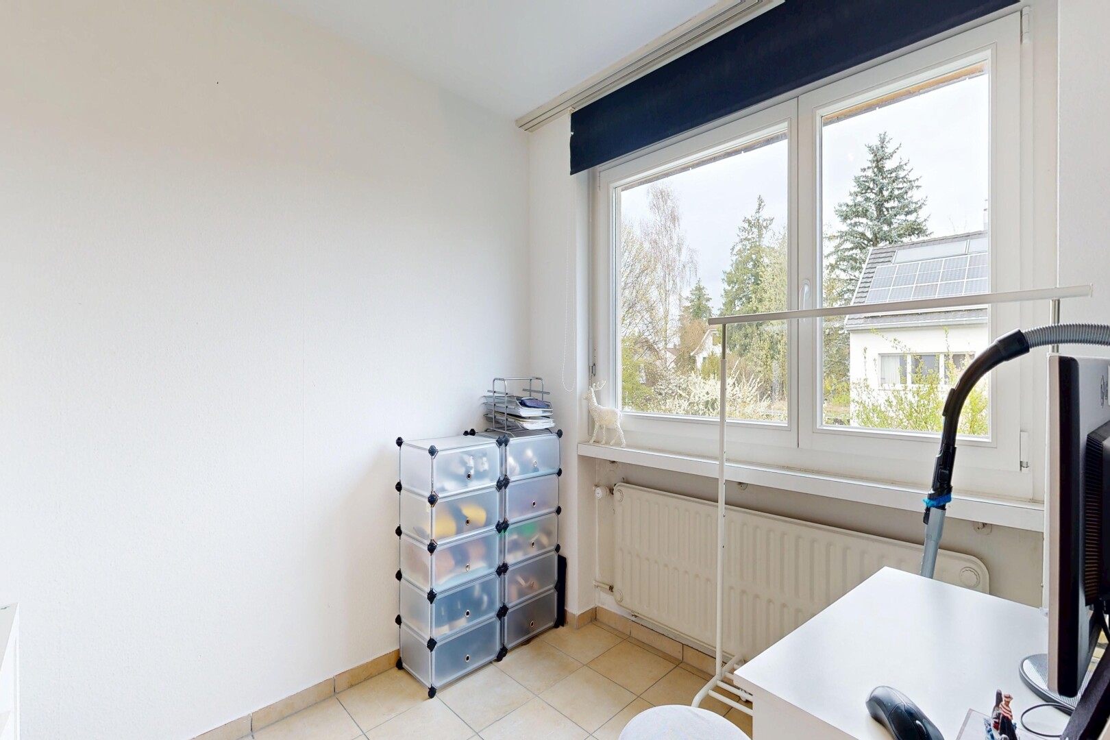 chambre avec drywall, cloison sèche, natural light, lumière naturelle, et inside property