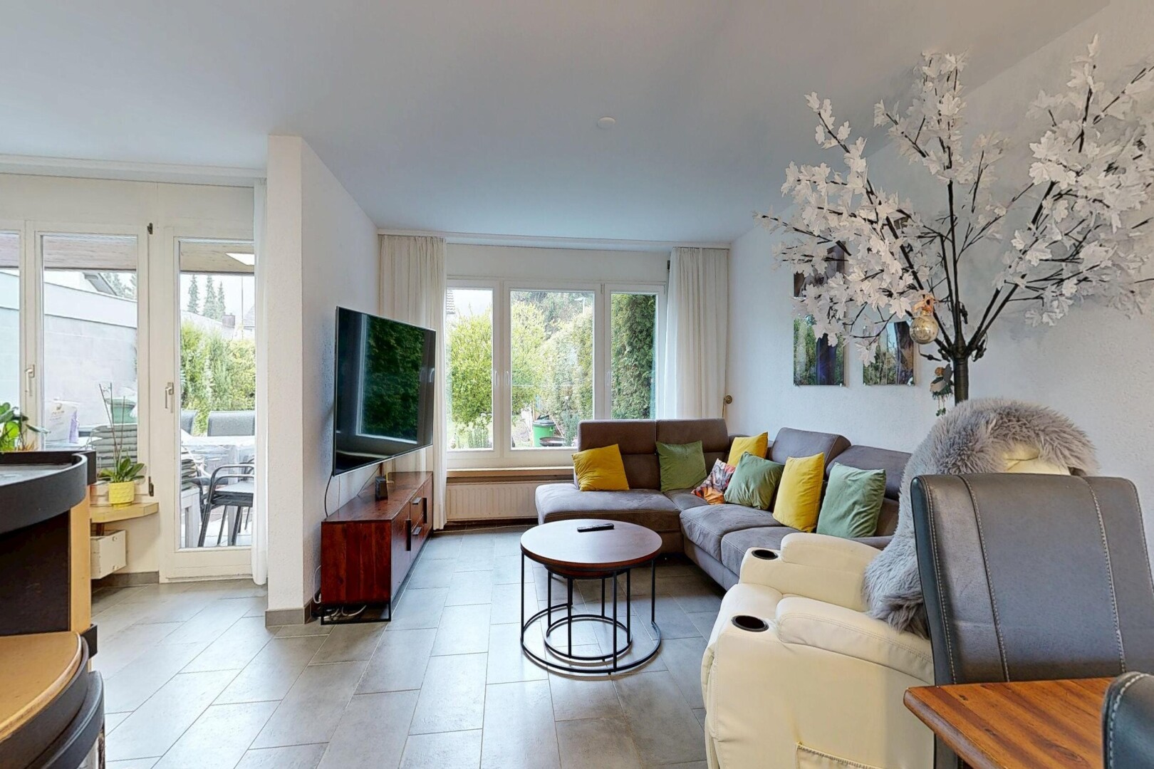 wohnzimmer mit fernseher, gipskartonwand, drywall, natürliches licht, und natural light