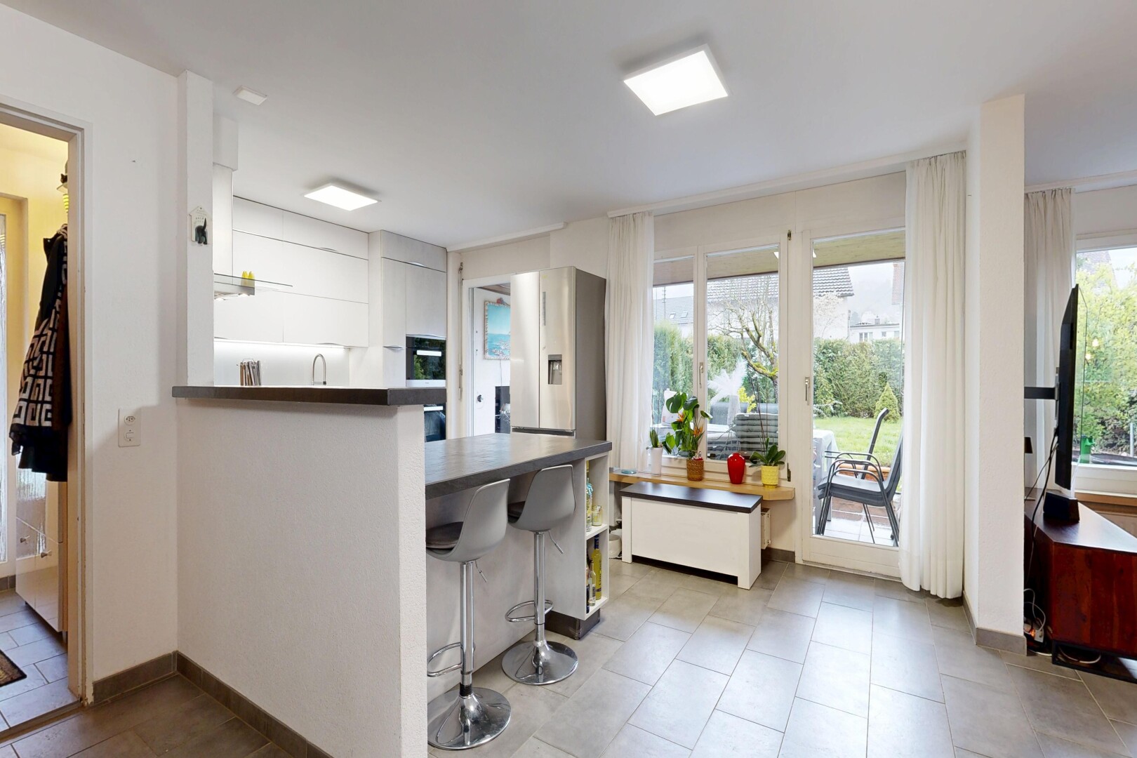 cuisine avec cloison sèche, drywall, inside property, plans de travail, et dark countertops