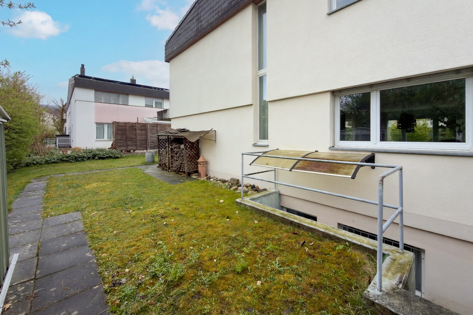jardin avec property visible, day time, et pelouse