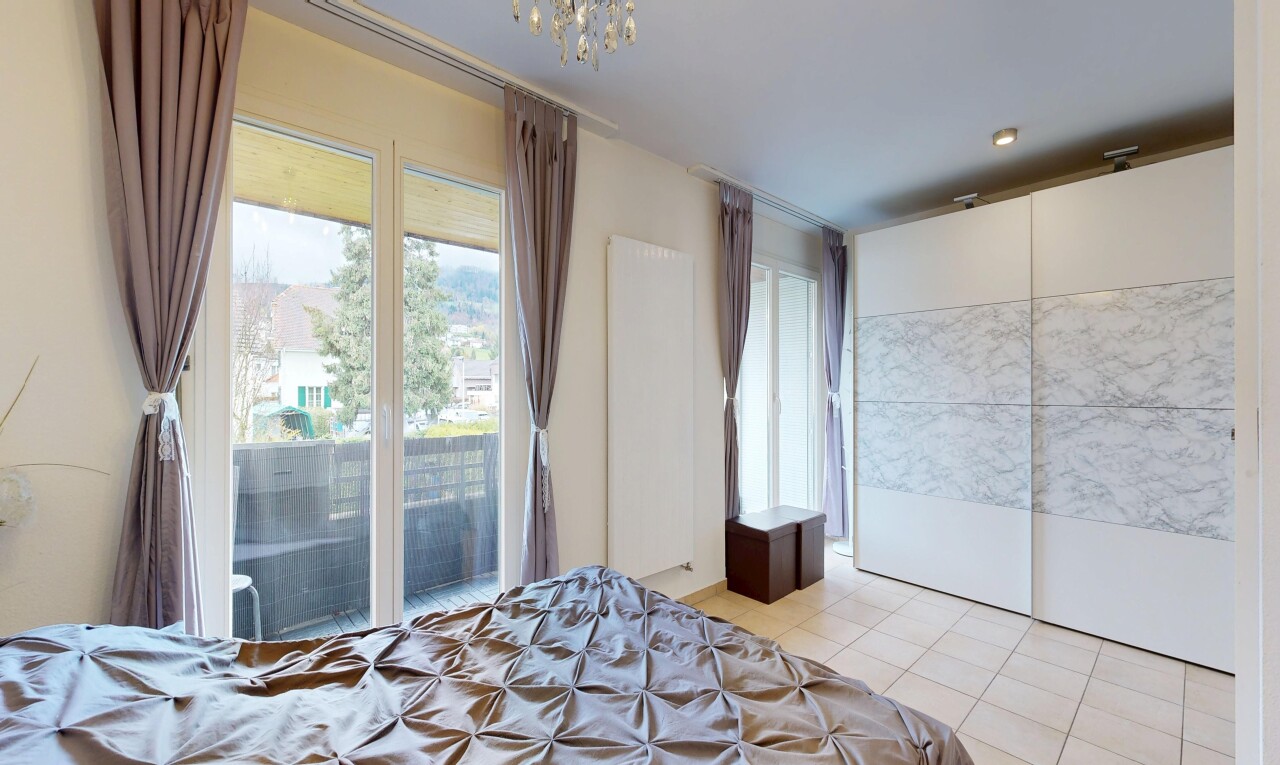 chambre avec inside property, lumière naturelle, natural light, accès à l'extérieur, et sol en carrelage