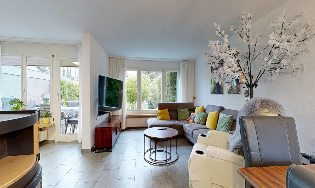 wohnzimmer mit fernseher, gipskartonwand, drywall, natürliches licht, und natural light