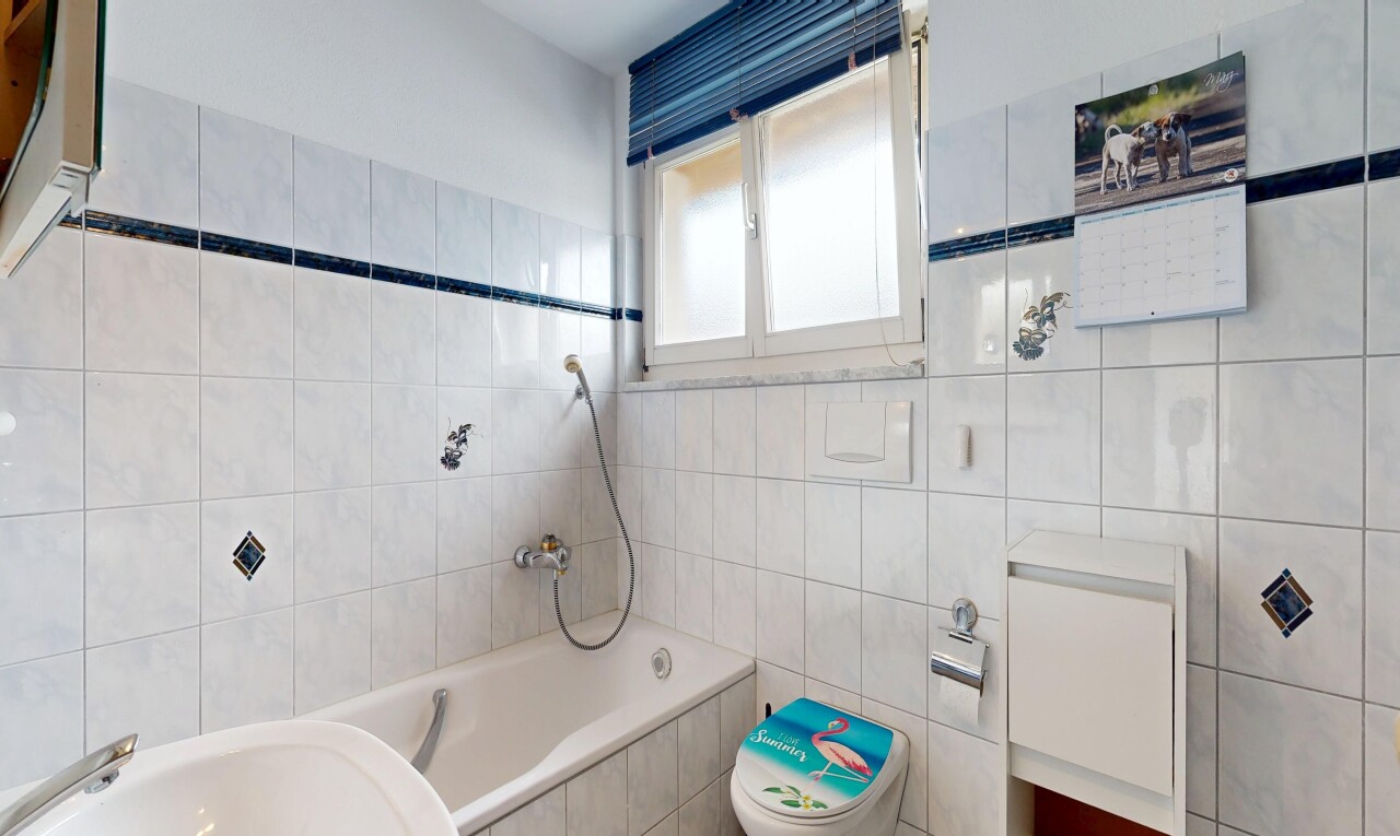 salle de bains avec mur en carrelage, tile wall, salle de bain complète, inside property, et toilette
