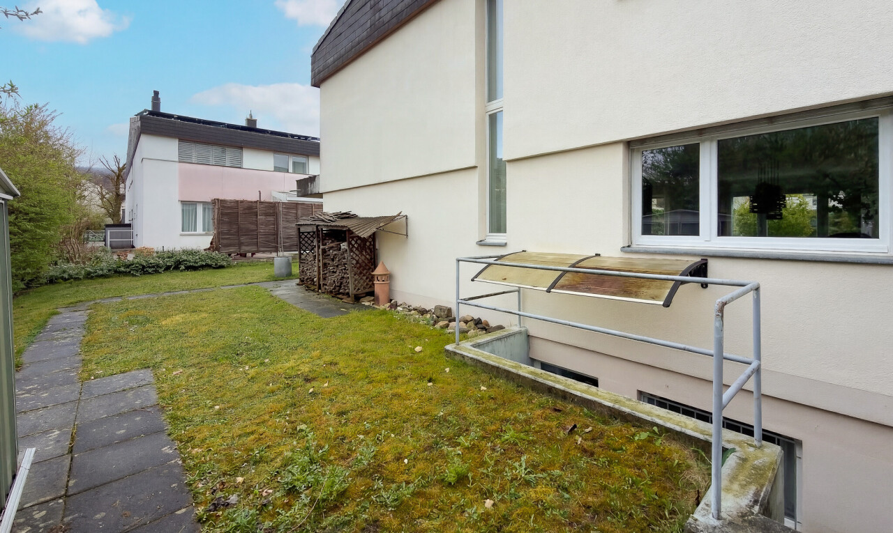 jardin avec property visible, day time, et pelouse