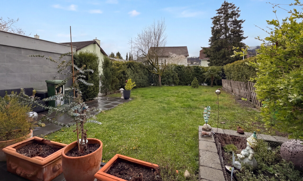 jardin avec from property, pelouse, clôture, day time, et terrasse