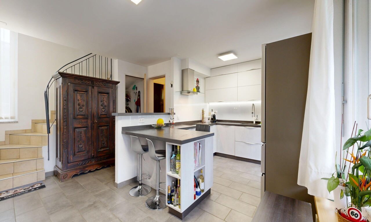 cuisine avec dark countertops, plans de travail, open shelves, étagères ouvertes, et inside property