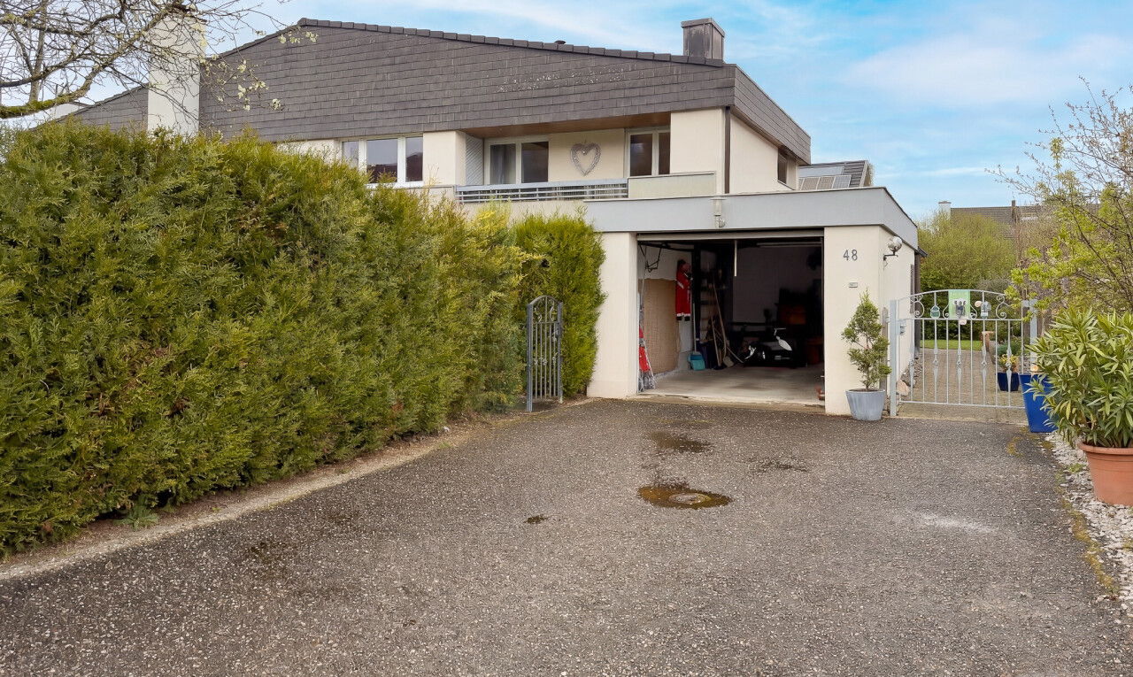 façade avec cheminée, portail, day time, property visible, et garage