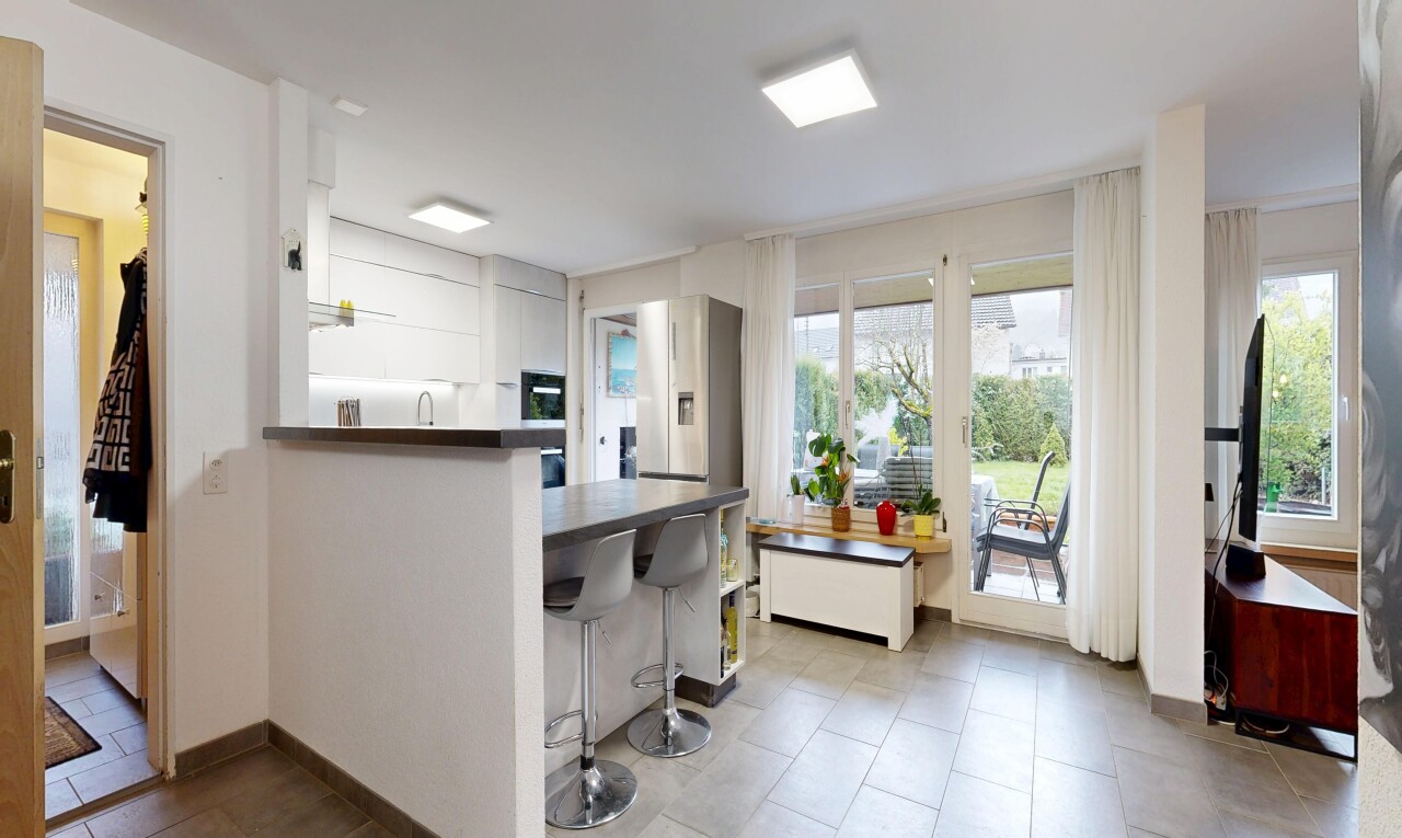 cuisine avec cloison sèche, drywall, inside property, plans de travail, et dark countertops