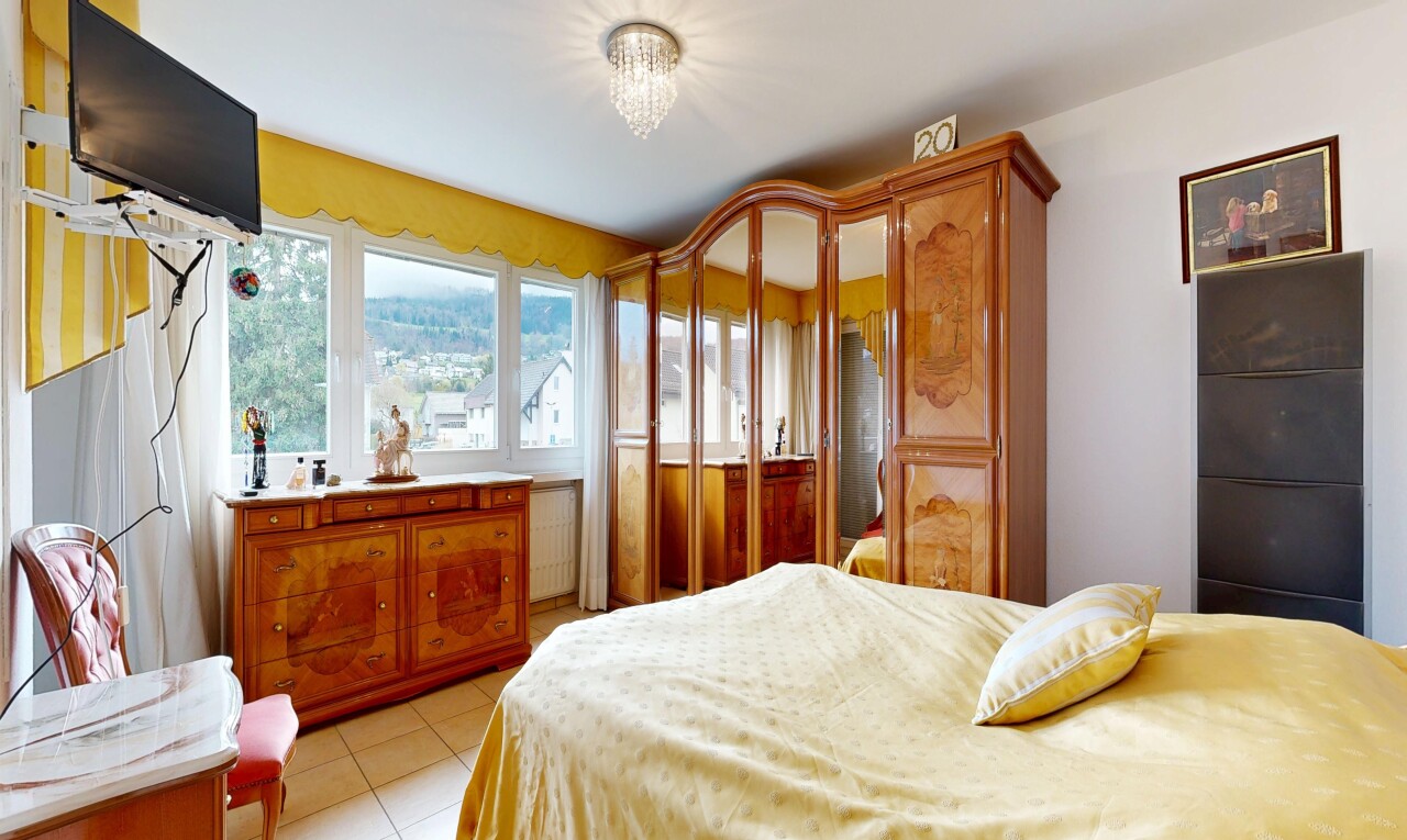 chambre avec télévision, inside property, lumière naturelle, natural light, et sol en carrelage