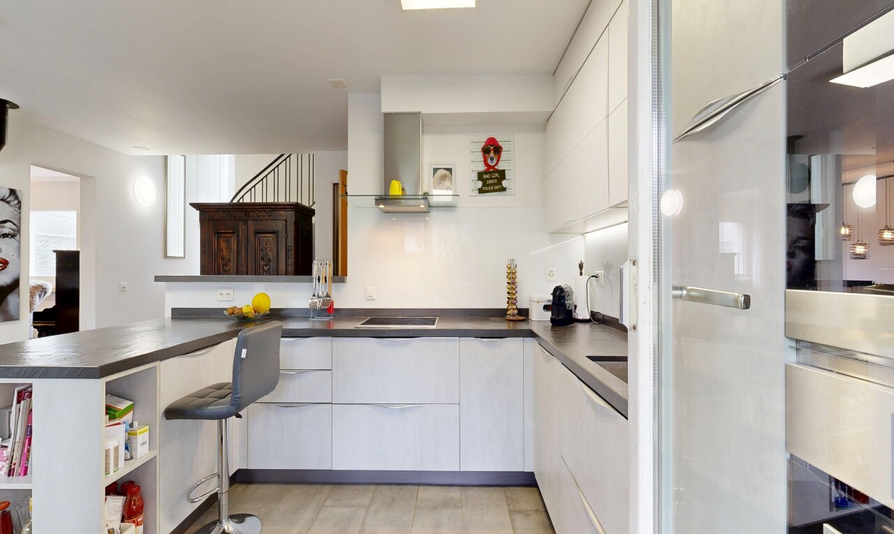 cuisine avec open shelves, étagères ouvertes, dark countertops, plans de travail, et white cabinets