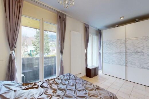 chambre avec inside property, lumière naturelle, natural light, accès à l'extérieur, et sol en carrelage
