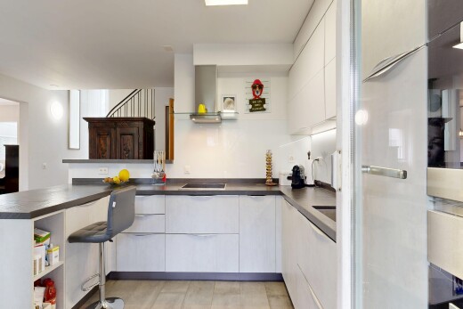 cuisine avec open shelves, étagères ouvertes, dark countertops, plans de travail, et white cabinets