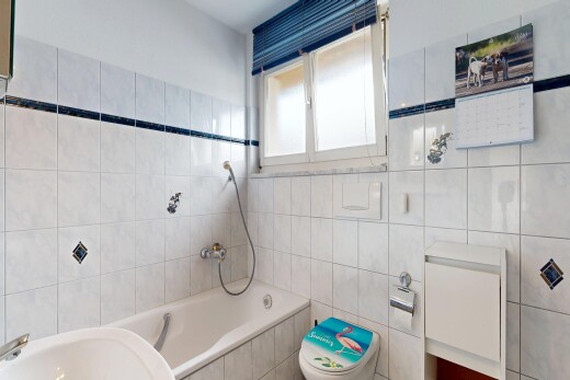 salle de bains avec mur en carrelage, tile wall, salle de bain complète, inside property, et toilette