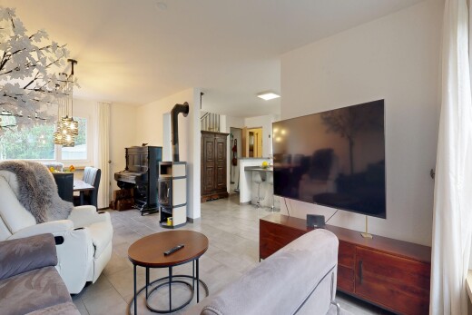 salon avec télévision, lumière naturelle, natural light, cloison sèche, et drywall