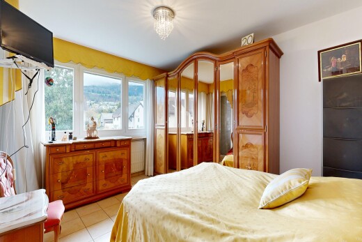 chambre avec télévision, inside property, lumière naturelle, natural light, et sol en carrelage