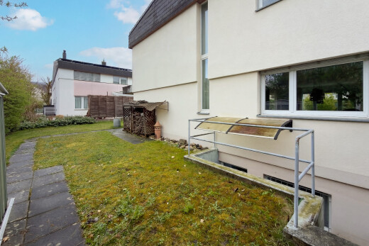 jardin avec property visible, day time, et pelouse