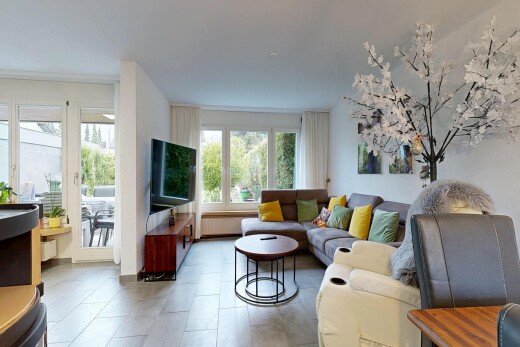 wohnzimmer mit fernseher, gipskartonwand, drywall, natürliches licht, und natural light