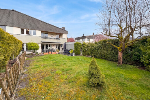 jardin avec from property, pelouse, clôture, balcon, et day time