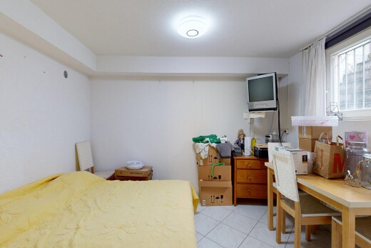 chambre avec inside property, cloison sèche, drywall, télévision, et light floor