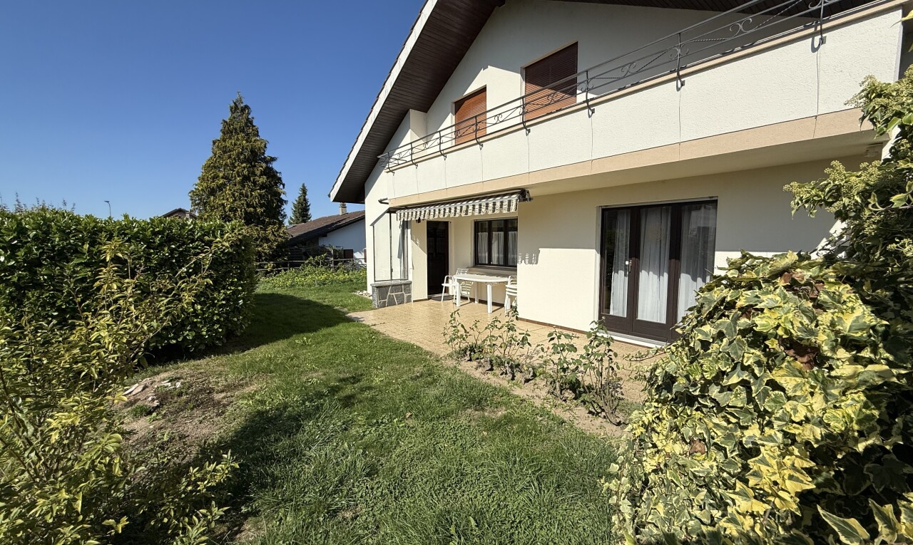 façade avec auvent, bardage en stuc, balcon, property visible, et day time
