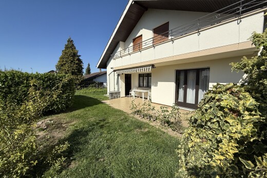 façade avec auvent, bardage en stuc, balcon, property visible, et day time