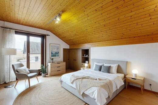 chambre avec natural light, lumière naturelle, wood ceiling, plafond en bois, et inside property