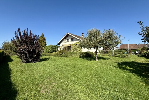jardin avec property visible, pelouse, day time, et clôture