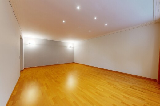 pièce vide avec drywall, cloison sèche, wood finish floor, sol en finition bois, et inside property