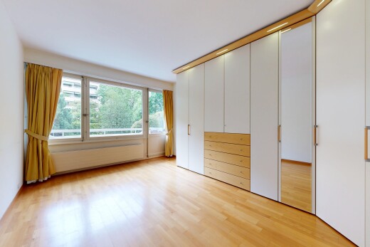 pièce vide avec lumière naturelle, natural light, inside property, sol en finition bois, et wood finish floor