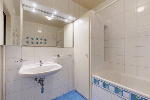 salle de bains avec mur en carrelage, tile wall, salle de bain complète, miroir, et inside property