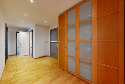 couloir avec wood finish floor, sol en finition bois, inside property, recessed lighting, et éclairage encastré