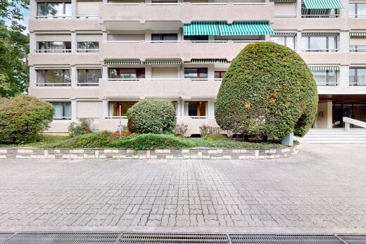 extérieur du bâtiment avec property visible et day time