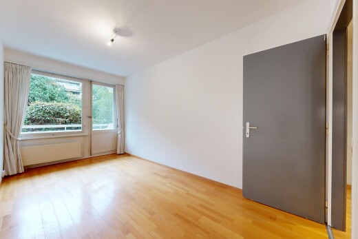 pièce vide avec sol en finition bois, wood finish floor, lumière naturelle, natural light, et inside property