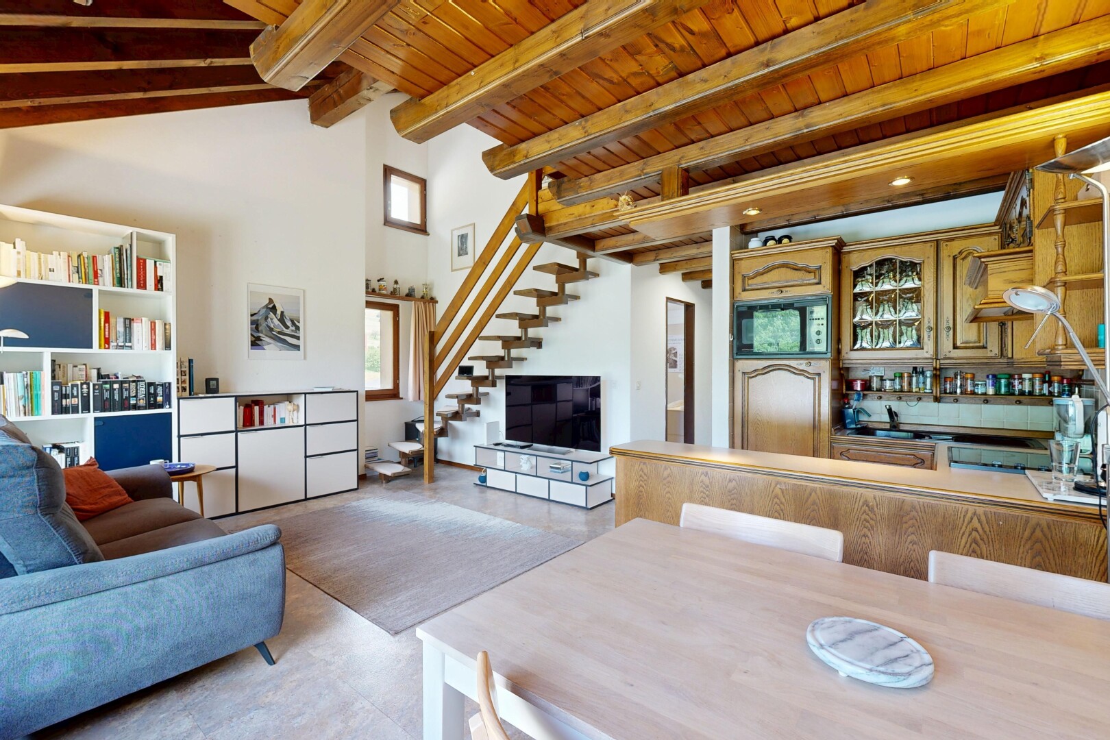 salon / salle à manger avec inside property, escaliers, cloison sèche, drywall, et plafond à poutres