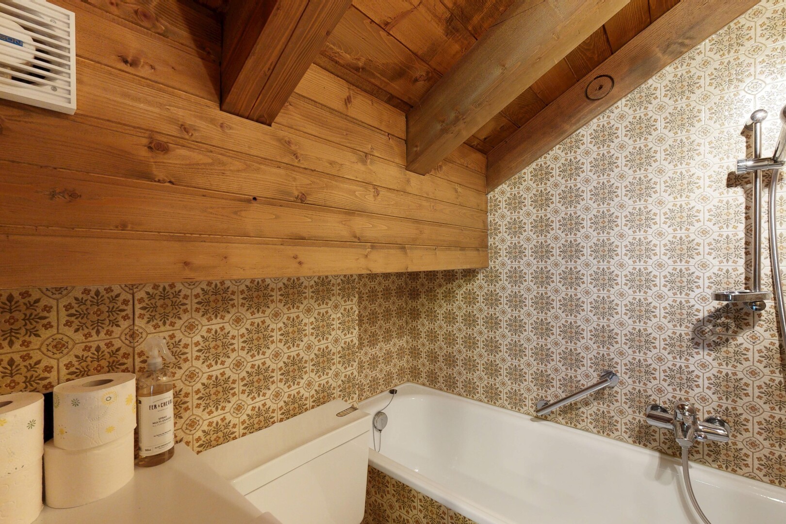 salle de bains avec mur en papier peint, wallpaper wall, inside property, salle de bain complète, et toilette