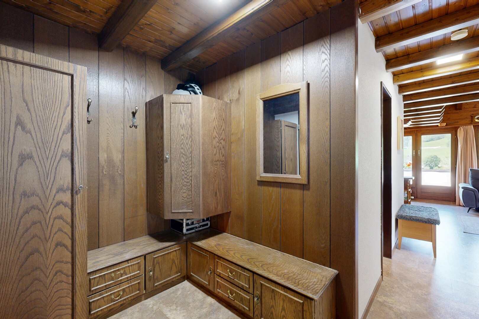 espace intérieur avec plafond à poutres, beamed ceiling, et light floor