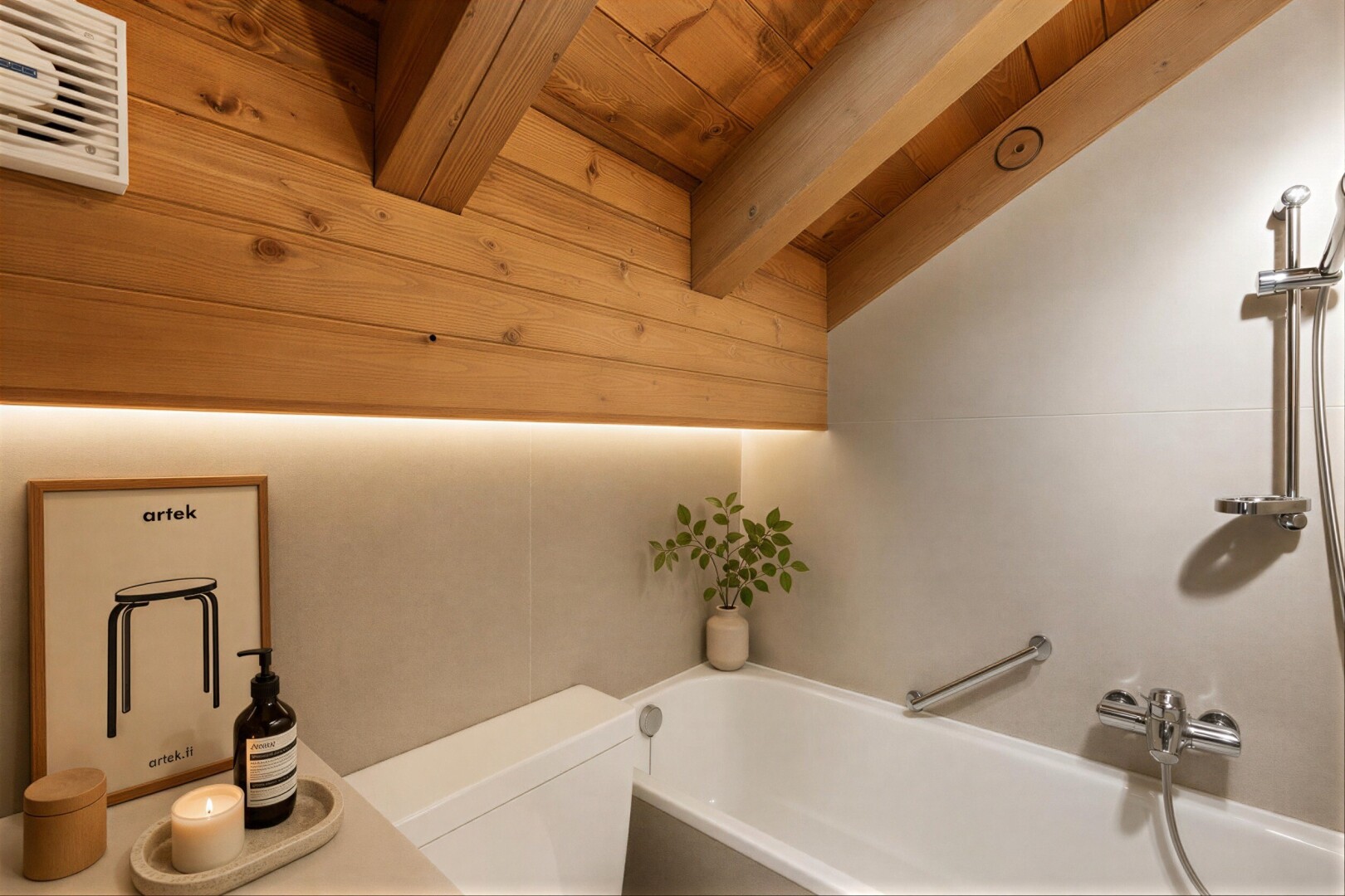 salle de bains avec mur en papier peint, wallpaper wall, inside property, salle de bain complète, et toilette