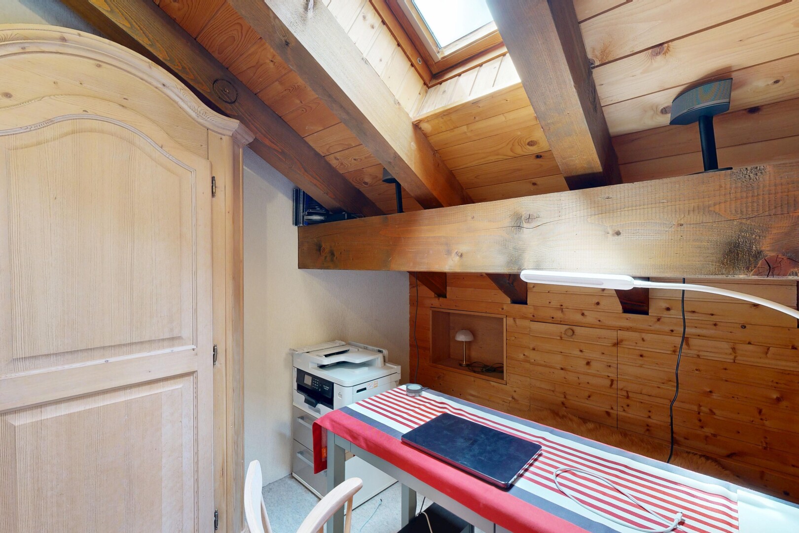 bureau avec inside property, puits de lumière, cloison sèche, drywall, et plafond à poutres