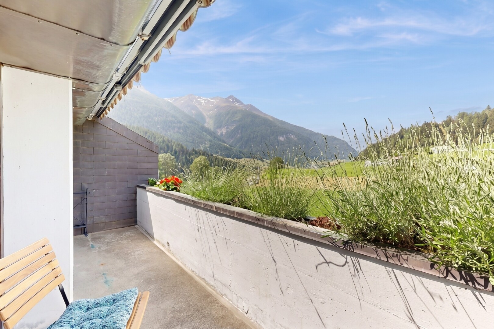 balcon avec from property, mountain view, vue sur la montagne, balcon, et day time