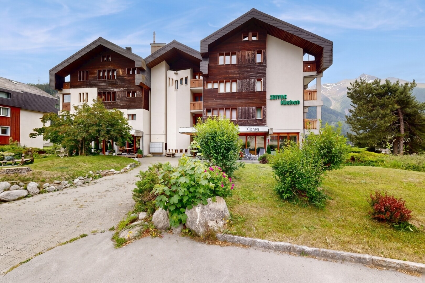 façade avec pelouse, day time, apartment complex view, et from community